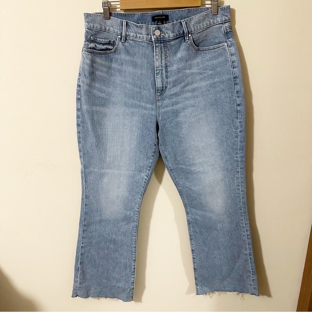 Ann Taylor The Kick Crop Light Wash Raw Hem Jeans Size 12
